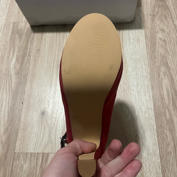 Red ankle strap pumps - Picture 3 of 3